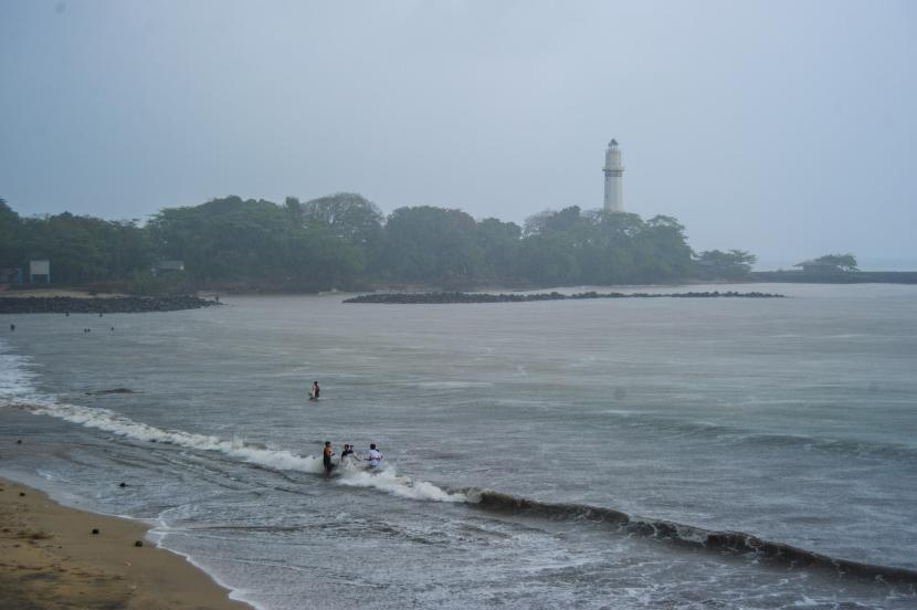 Seorang wisatawan bernama Faris Maulana (19 tahun) dilaporkan tenggelam di Pantai Taman Manalusu, Desa Cigadog, Kecamatan Cikelet, Kabupaten Garut