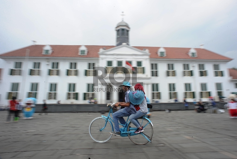 Wisatawan bermain sepeda di Kawasan Kota Tua, Jakarta Barat, Rabu (1/4). ( Republika/Raisan Al Farisi)