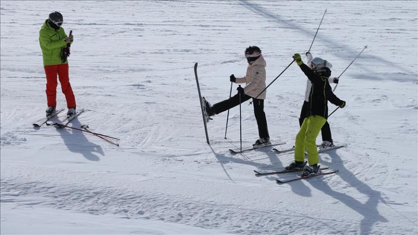 Wisatawan bermain ski di Palandoken Ski Resort, Erzurum, Turki.
