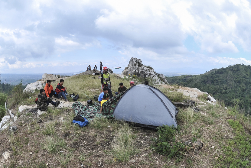 Wisatawan bersantai di tenda mereka di Tebing Gunung Hawu, Padalarang, Bandung, Jawa Barat.