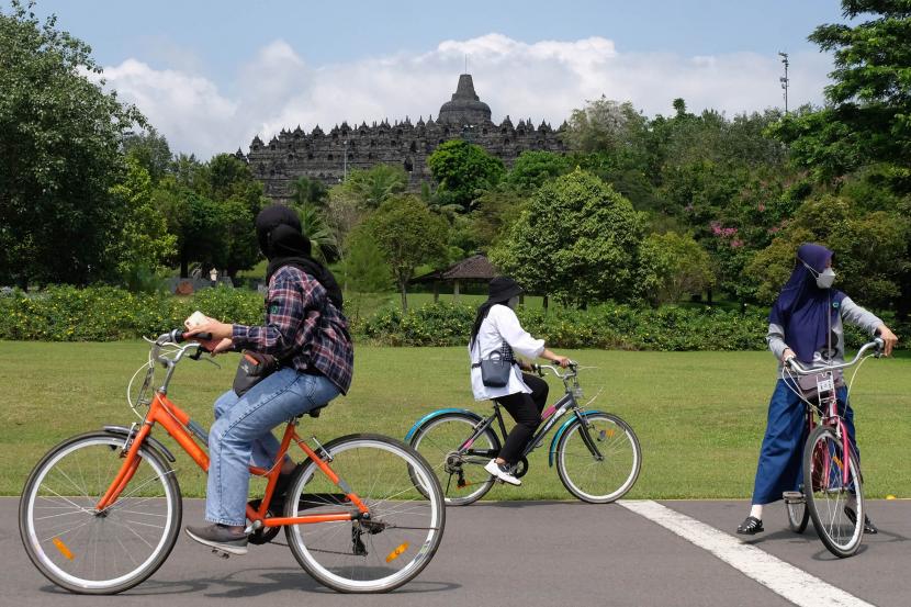 Wisatawan bersepeda mengelilingi kawasan Taman Wisata Candi (TWC) Borobudur, Magelang, Jateng.
