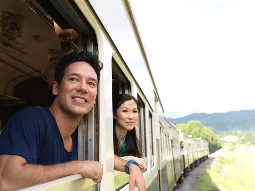 Wisatawan bisa menaiki kereta bersejarah menyusuri Borneo Railway di Sabah, Malaysia.