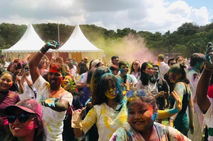 Wisatawan dan warga Kota Denpasar saat mengikuti Festival Warna di Lapangan Puputan Badung, Kota Denpasar, Bali, Ahad, (24/3/2024).