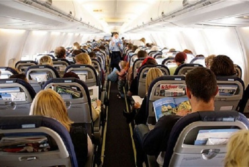 Wisatawan di dalam pesawat (Ilustrasi)
