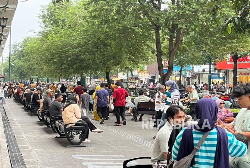 Wisatawan di kawasan Malioboro, Senin (30/6/2025). 