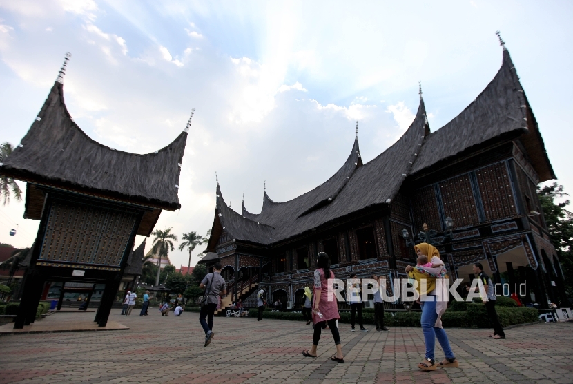  Wisatawan Domestik berekreasi di Anjungan Provinsi Sumatera Barat Taman MIni Indonesia Indah (TMII), Jakarta, Selasa (1/8).