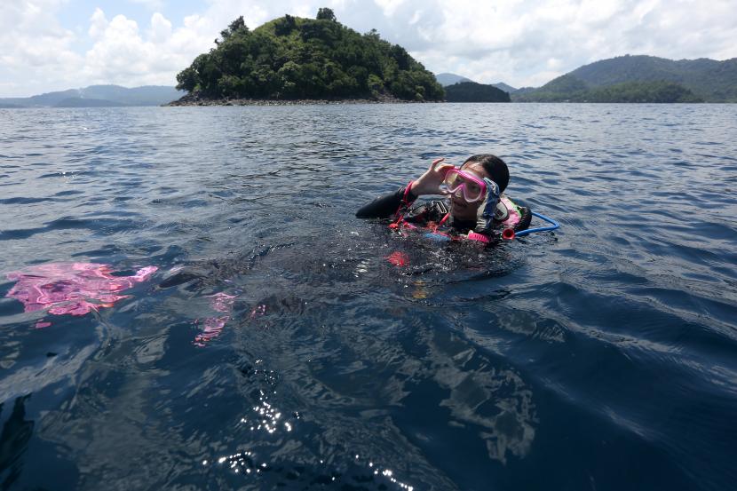 WIsatawan domestik bersiap untuk menyelam (diving) di kawasan Pulau Seulako, Sabang, Aceh, Sabtu (12/3/2022). Dari semula nihil, kini turis asing yang mau menyelam harus sabar masuk daftar tunggu