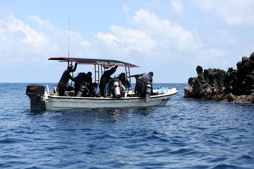 WIsatawan domestik dan mancanegara bersiap untuk menyelam (diving) di kawasan Pulau Seulako, Sabang, Aceh, Sabtu (12/3/2022). 