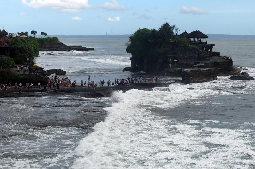 Wisatawan domestik memadati obyek wisata Pantai Tanah Lot saat liburan Natal di Tabanan, Bali, Jumat (25/12/2020). 
