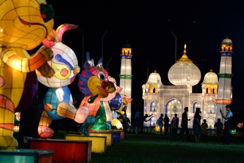 Wisatawan domestik mengunjungi Festival Lampion di Stadion Bumi Sriwijaya, Palembang, Sumsel, Selasa (19/5) malam. 