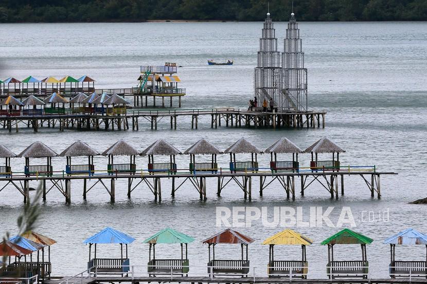 Wisatawan domestik mengunjungi miniatur menara Petronas yang dibangun untuk mengembangkan pariwisata bahari di pesisir pantai Lhok Seudu, Aceh Besar, Aceh, Sabtu (9/1/2021).