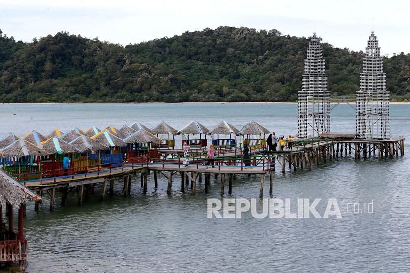 Wisatawan domestik mengunjungi miniatur menara Petronas yang dibangun untuk mengembangkan pariwisata bahari di pesisir pantai Lhok Seudu, Aceh Besar, Aceh, Sabtu (9/1). Pelaku pariwisata di Kabupaten Aceh Besar mengharapkan kepada pemerintah daerah setempat memberikan vaksinasi Covid-19 kepada mereka yang bergerak di usaha pariwisata.