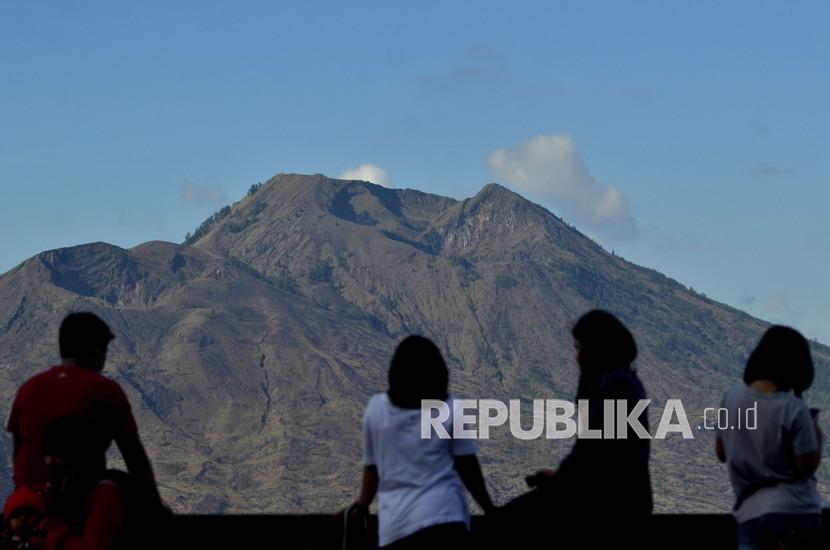 Wisatawan domestik menikmati pemandangan Gunung Batur dari kawasan wisata Kintamani, Bangli, Bali, Rabu (28/10/2020). Sejumlah objek wisata di Pulau Dewata mulai dikunjungi wisatawan domestik dari berbagai daerah yang memanfaatkan masa cuti bersama dan libur panjang Maulid Nabi Muhammad SAW. 