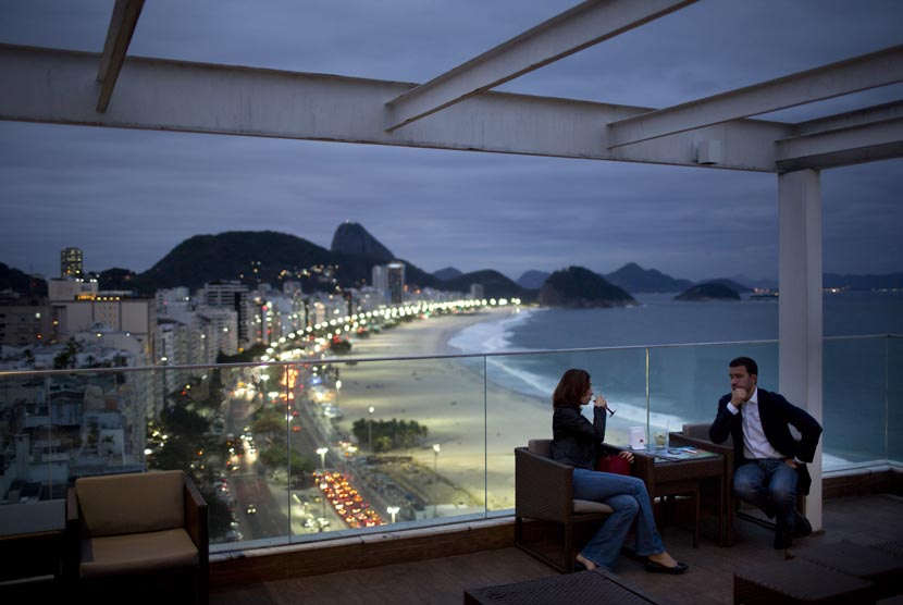 Wisatawan di sebuah hotel di pantai Copacabana, Rio de Janeiro, Brasil.