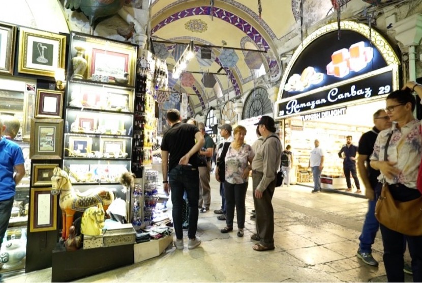 Dampak Corona, Permintaan Wisata Travel Ini Anjlok 90 Persen. Wisatawan Indonesia menyambangi Grand Bazaar di Istanbul, Turki. 
