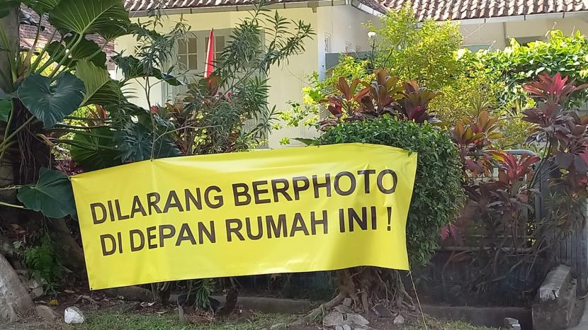 Wisatawan kecewa atas larangan berfoto di rumah Milea di Kota Bandung, Kamis (8/8/2024). 