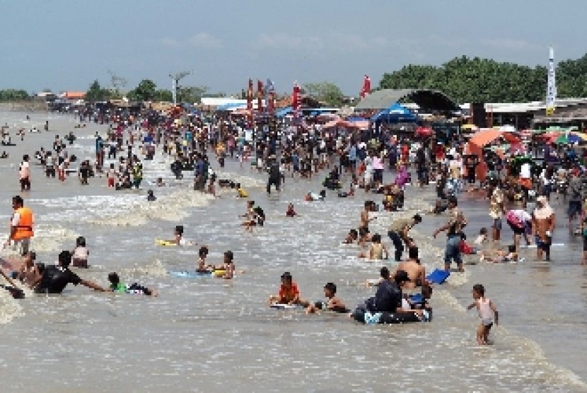 Wisatawan lokal memadati pantai wisata Glayem, Indramayu, Jawa Barat,