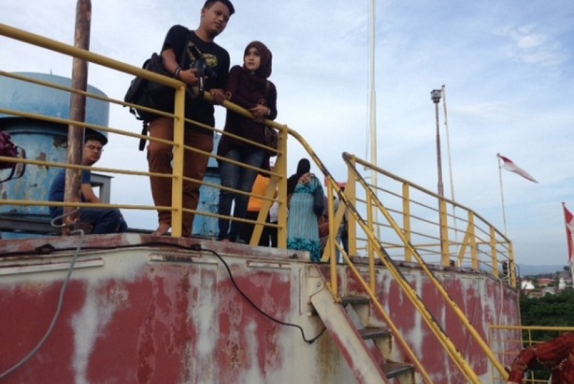 Wisatawan lokal yang datang ke PLTD Apung, Banda Aceh