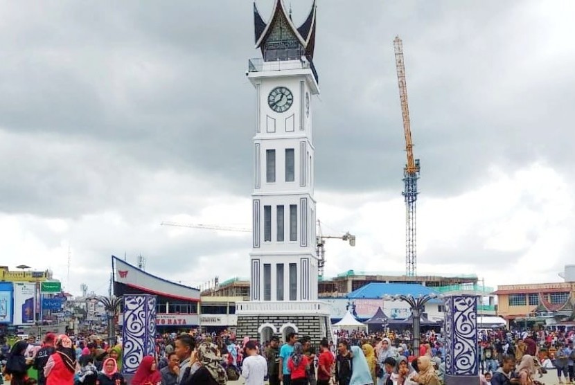Wisatawan mamadati kawasan Jam Gadang di Kota Bukittinggi, Sabtu (8/6) | (republika/febrian)