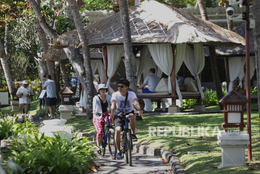  Wisatawan mancanegara beraktifitas di salah satu hotel berbintang di kawasan Nusa Dua,Bali, Jumat (25/8). 
