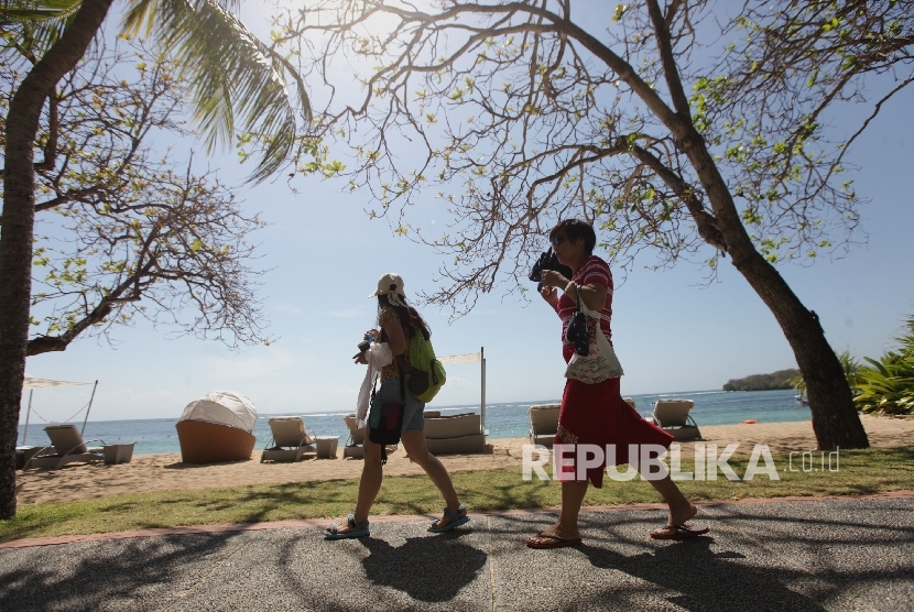  Wisatawan mancanegara beraktifitas di salah satu hotel berbintang di kawasan Nusa Dua,Bali, Jumat (25/8). 