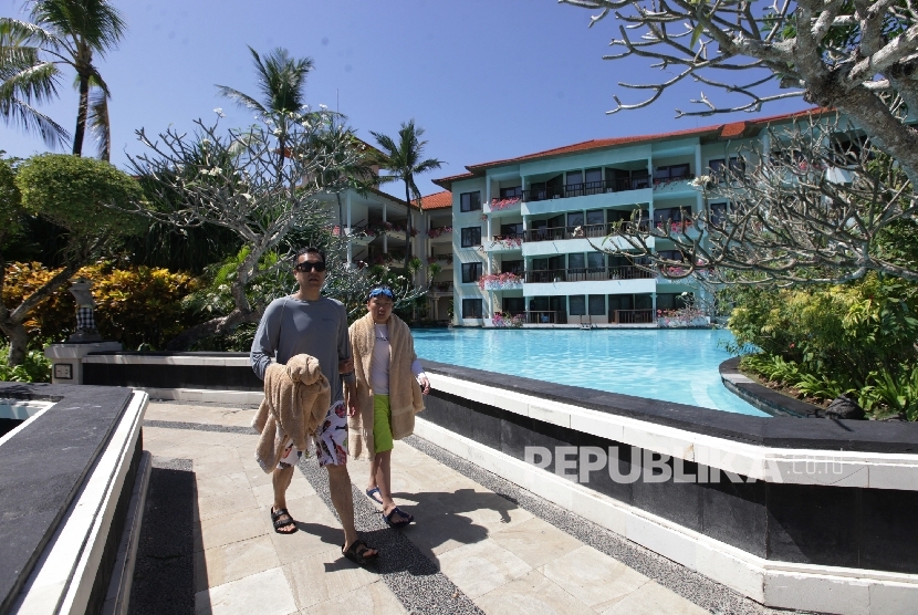 Wisatawan mancanegara beraktifitas di salah satu hotel berbintang di kawasan Nusa Dua,Bali, Jumat (25/8).