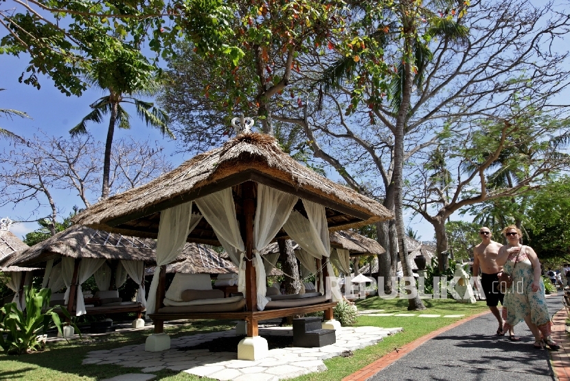  Wisatawan mancanegara beraktifitas di salah satu hotel berbintang di kawasan Nusa Dua,Bali, Jumat (25/8).