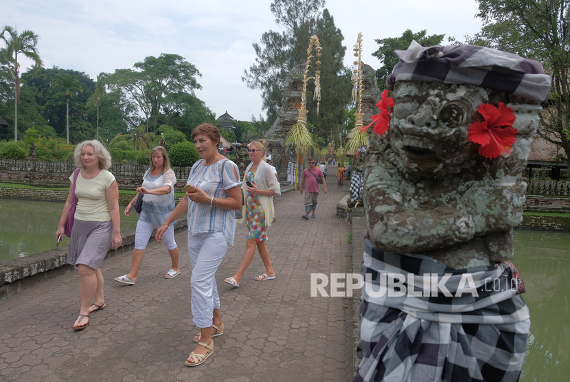 Wisatawan mancanegara beraktivitas di kawasan obyek wisata Pura Taman Ayun, Badung, Bali, Kamis (12/3/2020). (Antara/Nyoman Hendra Wibowo)