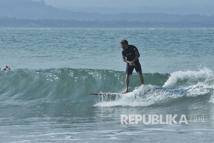 Wisatawan Mancanegara bermain selancar air di Pantai Batukaras, Kabupaten Pangandaran, Jawa Barat, Rabu (17/8). Pantai Batukaras yang merupakan pantai surganya para pencinta selancar air. (Mahmud Muhyidin)