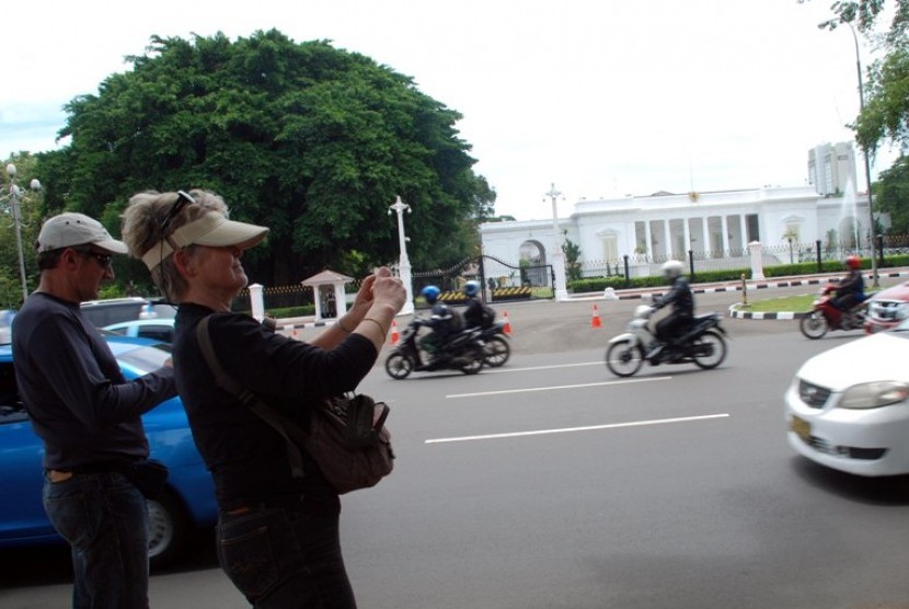 Wisatawan mancanegara di depan Istana Negara