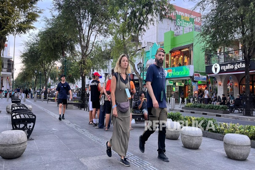 Tak Hanya Jalan-Jalan, Wisatawan Asing Ikut Lestarikan Budaya Lewat Bule Mengajar di Yogya