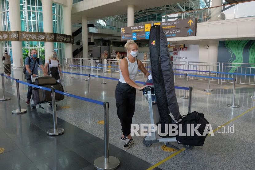 Wisatawan mancanegara tiba di Bandara Internasional I Gusti Ngurah Rai, Badung, Bali, Senin (7/3/2022). Turis Rusia yang sedang berlibur di Indonesia mulai kehabisan uang tunai.