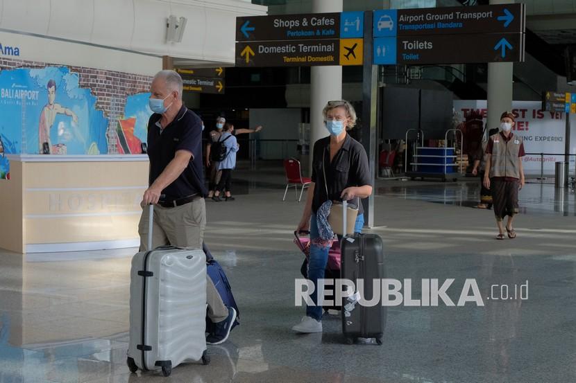 Wisatawan mancanegara tiba di Bandara Internasional I Gusti Ngurah Rai, Badung, Bali (ilustrasi). PT Angkasa Pura I (AP I) menyebutkan Malaysia Airlines kembali mengisi penerbangan internasional di Bandara Internasional I Gusti Ngurah Rai Bali melalui rute penerbangan langsung dari Kuala Lumpur dengan nomor penerbangan MH715.