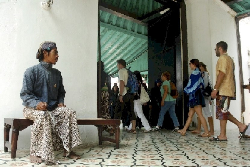 Wisatawan masuk ke dalam salah satu ruang di Keraton Yogyakarta.