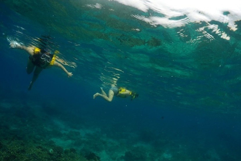 Wisatawan melakukan olahraga snorkeling di kawasan wisata Pulau Gili Air, Nusa Tenggara Barat, Jumat (21/4). Kepulauan Gili Meno yang menawarkan keindahan bawah laut itu menjadi salah satu destinasi wisata alam yang banyak diminati para wisatawan.