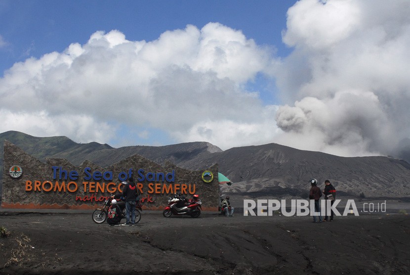 Wisatawan melihat gunung Bromo dari radius aman yakni di kawasan lautan pasir di Probolinggo, Jawa Timur.
