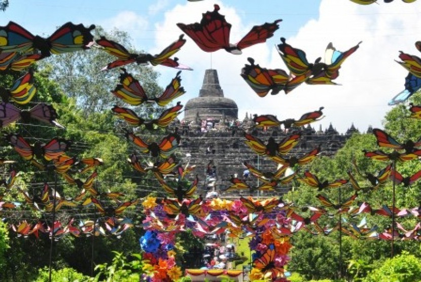 Wisatawan melintasi lorong Kupu-Kupu di jalan masuk Taman Wisata Candi (TWC) Borobudur, Magelang, Jawa Tengah, Senin (25/12). Untuk menambah keindahan dan memeriahkan suasana dalam rangka menyambut libur panjang Natal dan Tahun Baru 2018, pihak TWC memasang ratusan ornamen Kupu-Kupu di jalan masuk candi Borobudur. 