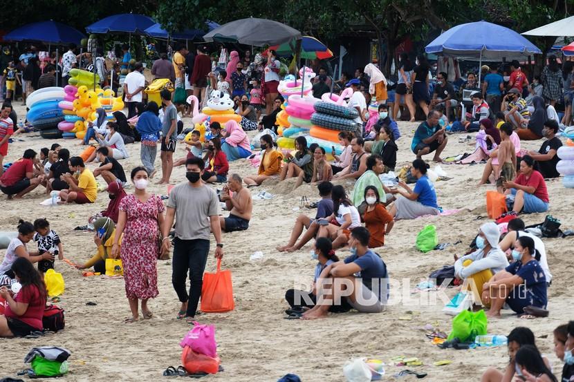 Wisatawan memadati objek wisata Pantai Sanur saat liburan di Pantai Sanur, Kota Denpasar, Provinsi Bali, Ahad (19/12/2021). 