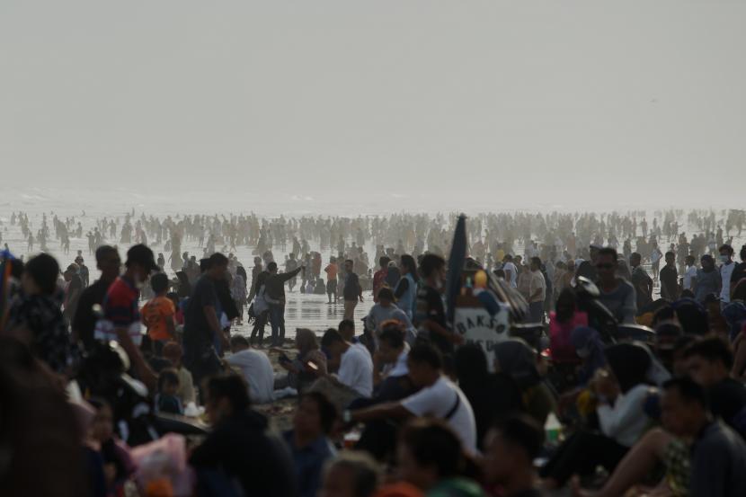 Wisatawan memadati Pantai Parangtritis, Bantul, D.I Yogyakarta, Rabu (4/5/2022). Berbagai destinasi wisata di Bantul DIY dikunjungi 242.129 orang selama libur lebaran