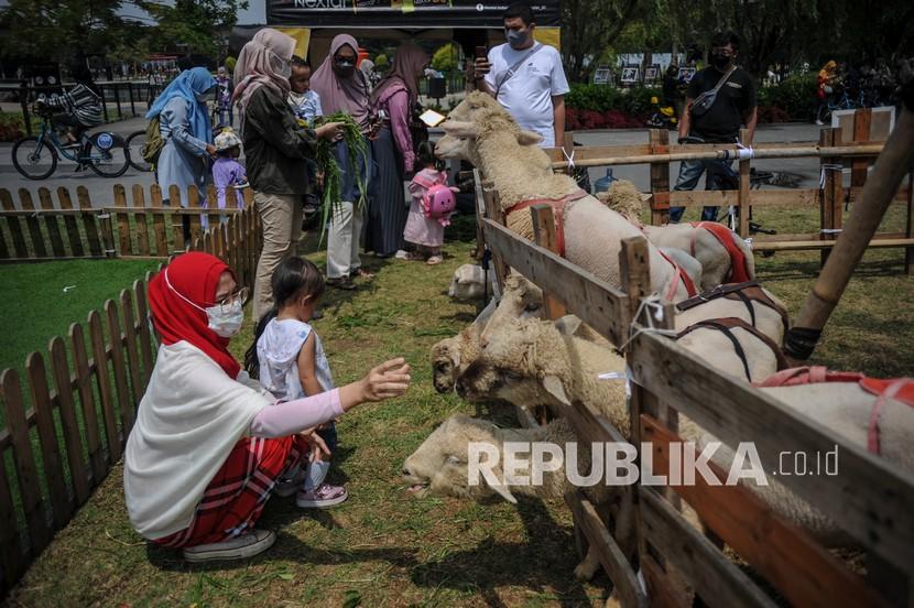 Wisatawan memberi makan hewan di kebun binatang mini di Kawasan Kiara Artha Park, Bandung, Jawa Barat. Menyambut Lebaran, Kebun Binatang Bandung memiliki wahana baru.