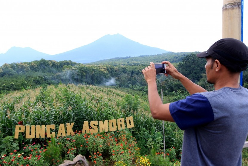 Puncak Asmoro: Wisatawan memotret suasana di atas bukit Puncak Asmoro, Gombengsari, Banyuwangi, Jawa Timur, Kamis (28/2/2019). 