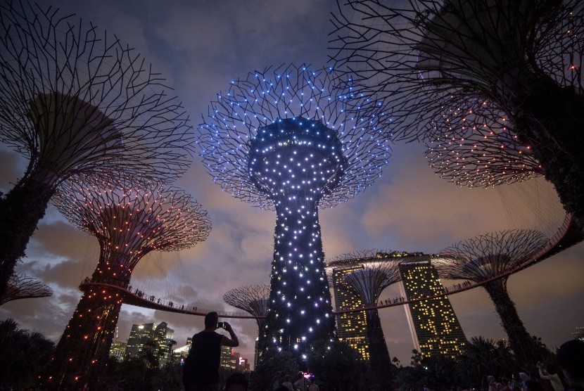 Wisatawan memotret Supertree Grove yang berada di  Garden by The Bay, Singapora, Senin (22/2)
