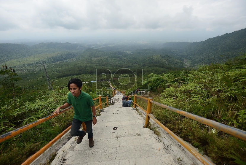 Wisatawan menaiki 602 anak tangga untuk menikmati pemandangan kawah Gunung Galunggung yang berada di Kabupaten Tasikmalaya, Jawa Barat, Sabtu (6/6). (Republika/Raisan Al Farisi)