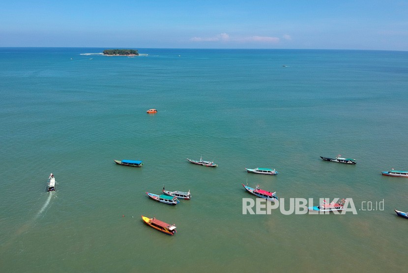 Wisatawan menaiki kapal wisata ke pulau Ansoduo, di perairan Pariaman, Sumatera Barat, Ahad (9/6/2019), ilustrasi