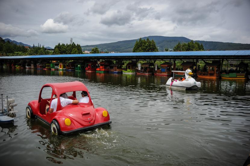 Wisatawan menaiki perahu di tempat wisata selama pandemi. Ilustrasi