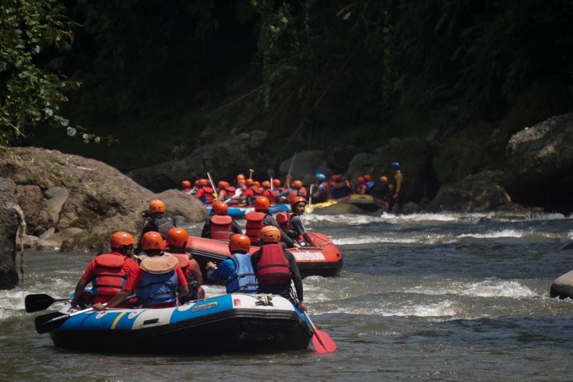 Wisatawan menaiki perahu karet menyusuri sungai (ilustrasi). Jumlah wisatawan susur Sungai Martapura meningkat sebanyak 100 persen saat memasuki Bulan Suci Ramadhan 1444 Hijriah. 