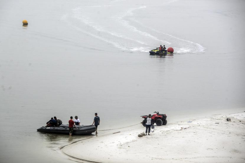 Wisatawan menaiki speedboat di Taman Impian Jaya Ancol, Jakarta.