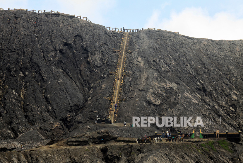 Wisatawan mendaki ke kawah Gunung Bromo di Kecamatan Sukapura, Probolinggo, Jawa Timur, Kamis (5/3/2020).
