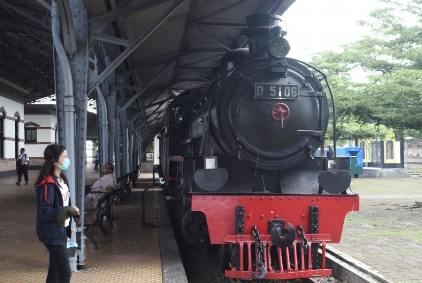 Wisatawan mengamati lokomotif kuno koleksi Museum Kereta Api Ambarawa di Ambarawa, Semarang, Jawa Tengah, Selasa (26/3/2019). 