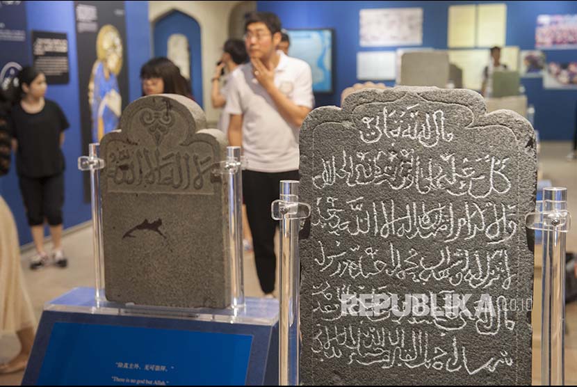 Wisatawan mengamati prasasti peninggalan umat Islam di gedung sejarah budaya Islam, kawasan Museum Maritim Quanzhou, Fujian, China, Jumat (4/5). 